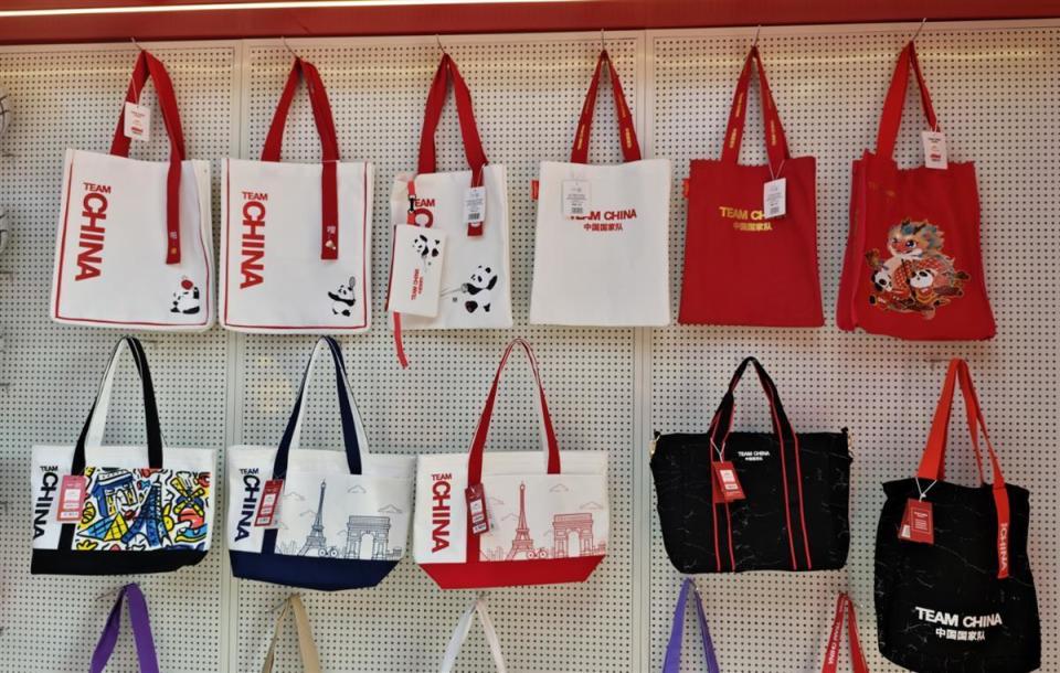 湖北首家國(guó)家隊(duì)特許零售店開業(yè)，奧運(yùn)冠軍同款文具線下可購